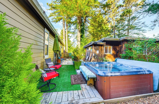 Hot Tub & Views: 'Secret Garden' Fort Bragg Cabin