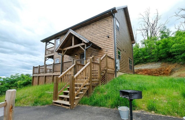 Hot Tub w/Mountain View, Cozy Cabin, Newer Build