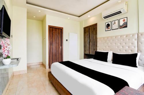 Hotel O Aspiring Inn Jyotirindra Nandi Metro Station