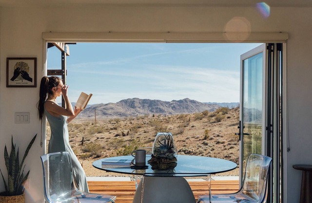 Hotel Reset prototype. 9 secluded acres.Art Gallery.Dark Skies.Hot tub. Aliens.