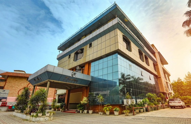 Hotel Vasundhara Palace near Ram Jhula Rishikesh, close to River Ganga
