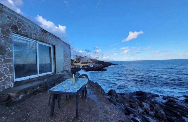 House above the sea. Impressive.