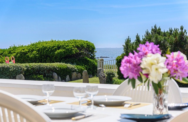 house direct access to the beach, quiet location exceptional view from the terrace