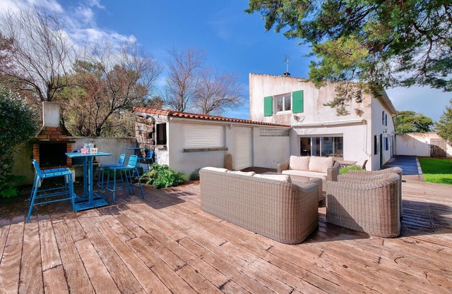 House for 10, direct access to the beach