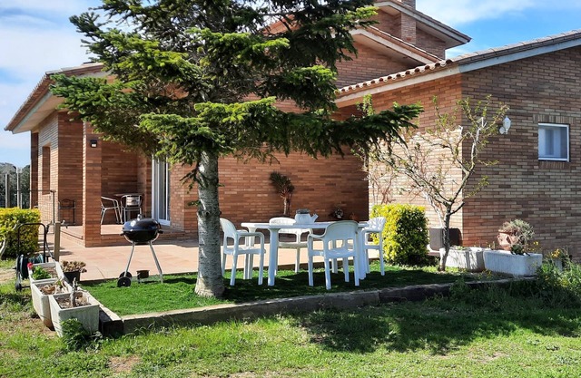 House in a quiet area with views of the old town of Pals