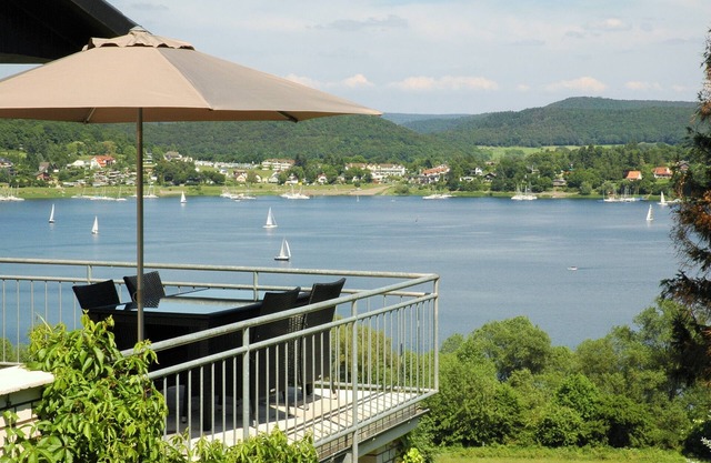 House in idyllic location with wonderful lake view, sauna, fireplace and pool (summer)