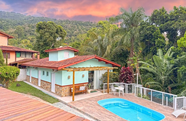 House in Ilhabela overlooking the green