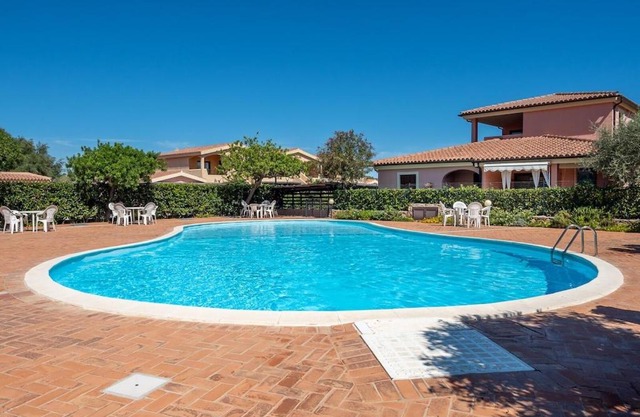House in residence with swimming pool 2 km from the sea