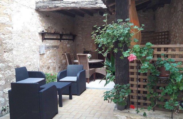 HOUSE IN THE HEART OF A MEDIEVAL BASTIDE WITH SHADED PATIO