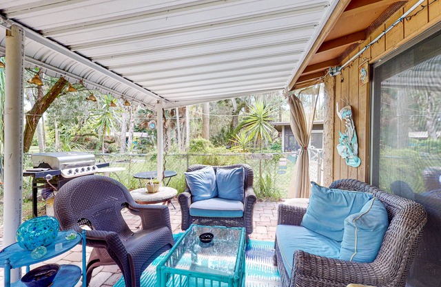 House in Weeki Wachee with kayaks, dock access, & bikes