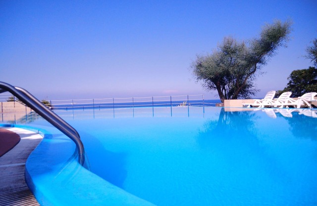 House Iris - three-room apartment with terrace, pool facing the sea