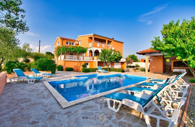 House Matea with POOL for 14 person!