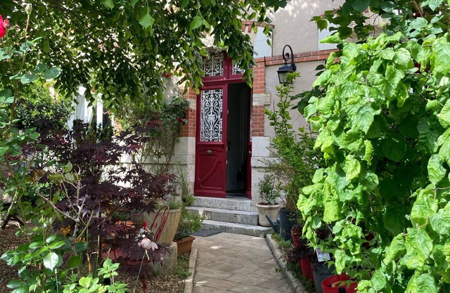 HOUSE OF CHARACTER IDEALLY PLACE CENTER TOWN