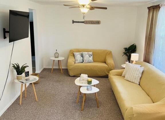 House of Shells, beautiful garden, fenced yard, dog friendly, fire pit!