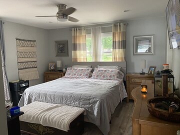 House on the hill-beautiful Lake views. SHARED pier: fish and swim