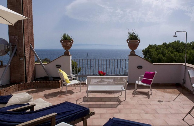 House Priscilla Taormina sea terrace with Jacuzzi