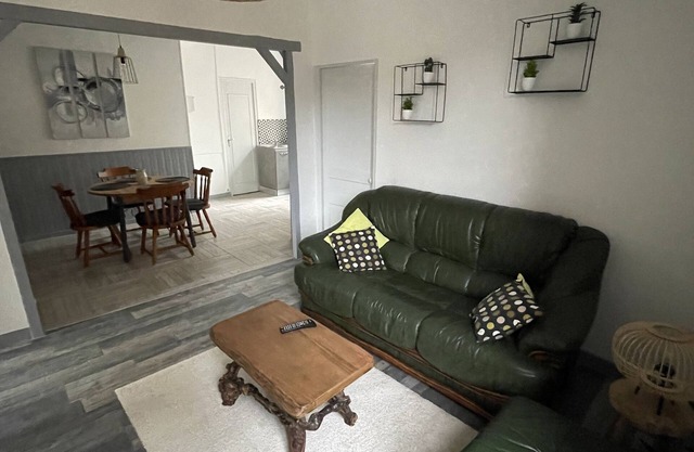 House sleeps 5 in the heart of Toucy