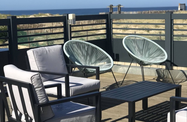 House very well equipped with ocean views and 50m from the beach!