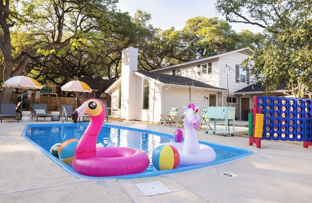 House w/Pool, Game Room, Fire Pit, Playground, WiFi, AC, & 5 mins to SAT