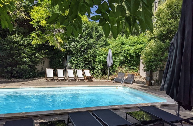 House with pool in quiet neighborhood near Avignon