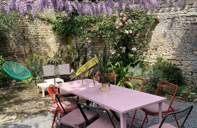 House with garden and pool, charming outdoor courtyards