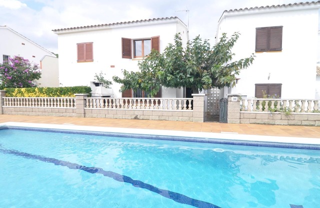 HOUSE WITH COMMUNITY POOL AND TENNIS TO 500 METERS FROM THE BEACH