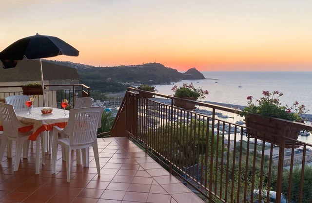 House with Enchanting Ocean View-S. Gregorio and the Aeolian Islands. Free WI-FI