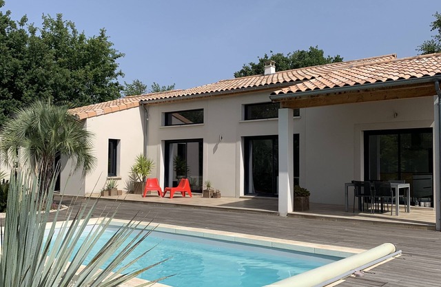 House with heated pool in Grignan