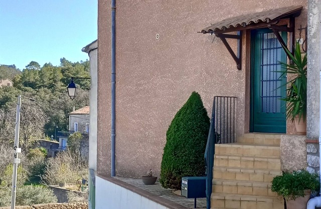 HOUSE WITH LANDSCAPED ROOF TERRACE AND PANORAMIC LAKE VIEW