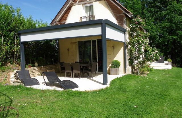 House with pool, sleeps 6, 3 bedrooms, 2 bathrooms near Sarlat