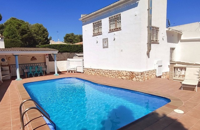House with private pool and wi. fi