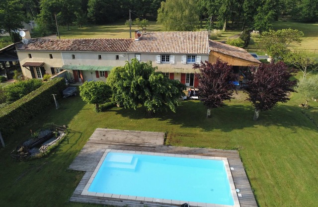 House with private pool, fenced and large garden near BERGERAC