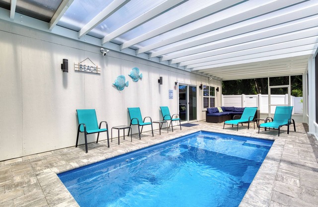 House with Screened Heated Pool year-round with 10 minutes to the Beaches!