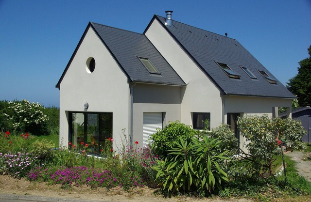 house with sea view, close to shops