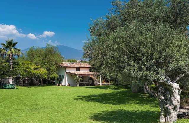 House with terrace and direct access to the sea. Shared pool.