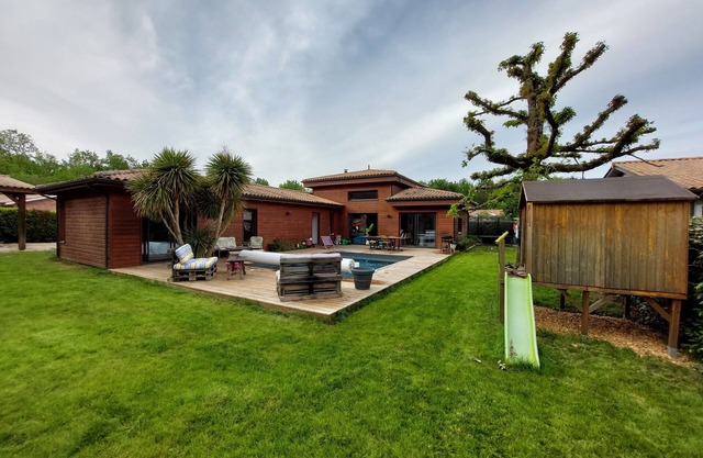 House wood in peace, ocean, basin, forest. Access on foot village, bike path.