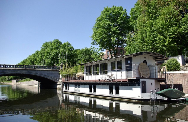 Houseboat in central Hamburg with canoe right on the water instead of vacation home with garden