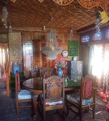 Houseboat Mehfooz palace