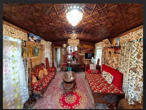 Houseboat young Minar