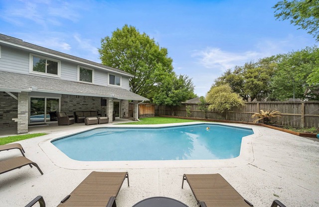 Houston Pool Retreat | WiFi Yard BBQ Games TVs