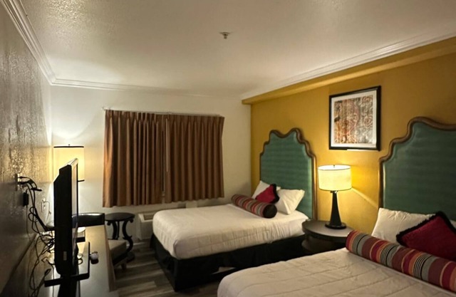 Howard Johnson by Wyndham Bakersfield