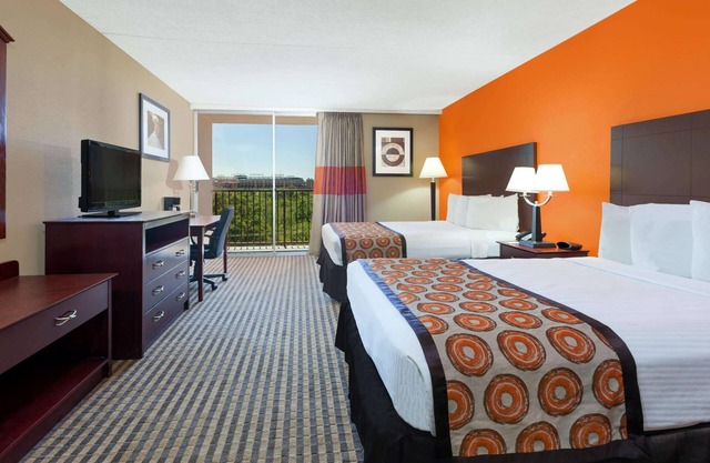 Howard Johnson by Wyndham Arlington Ballpark/Six Flags