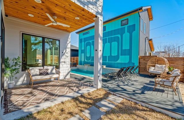 Howdy House - Pool - Grill - Downtown Views - Walkable Coffee Shops