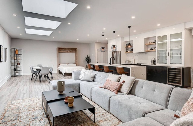 HUGE 1376 SQFT apt with rooftop - Plaza St-Hubert