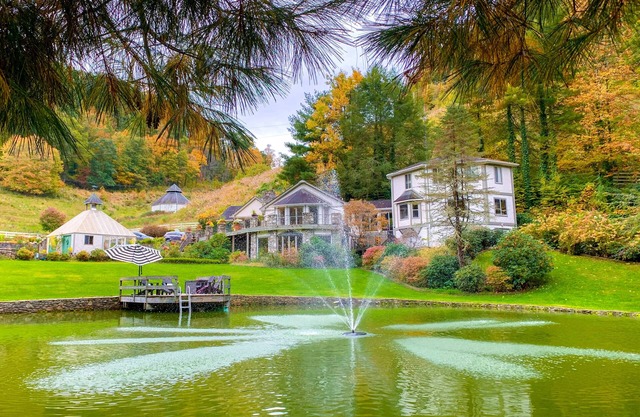 Huge Estate w/2 homes, fishing pond, private day spa, hot tub, & pizza oven