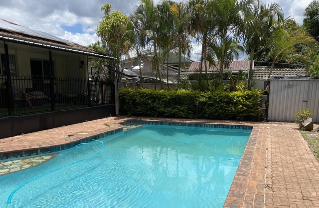 Huge home with cool pool in Sunnybank just for you
