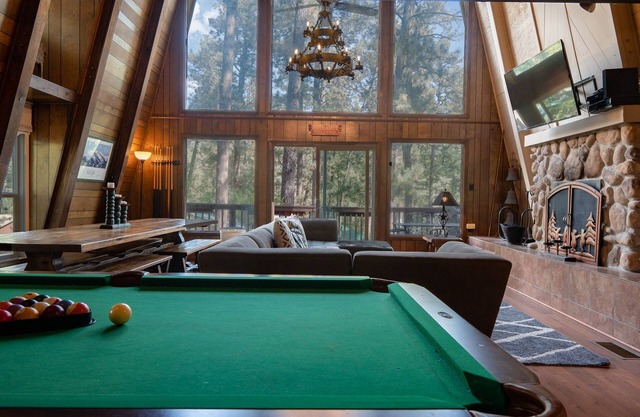 Huge House w/Room for the entire group! 5 bed/4 bath, large hot tub and deck!
