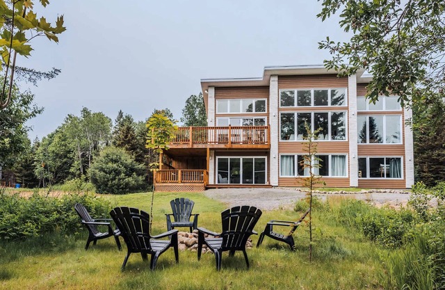 Huge Waterfront Modern Cottage on the Rouge River