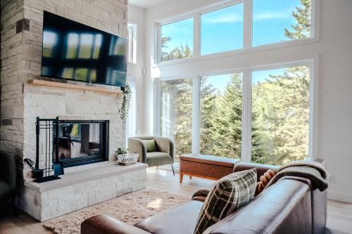 Huge Waterfront Modern Cottage on the Rouge River