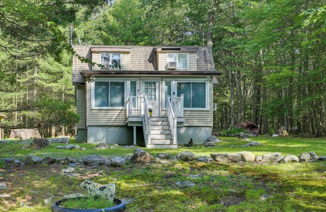 Huguenot Retreat w/Screened Porch & Lake Access!